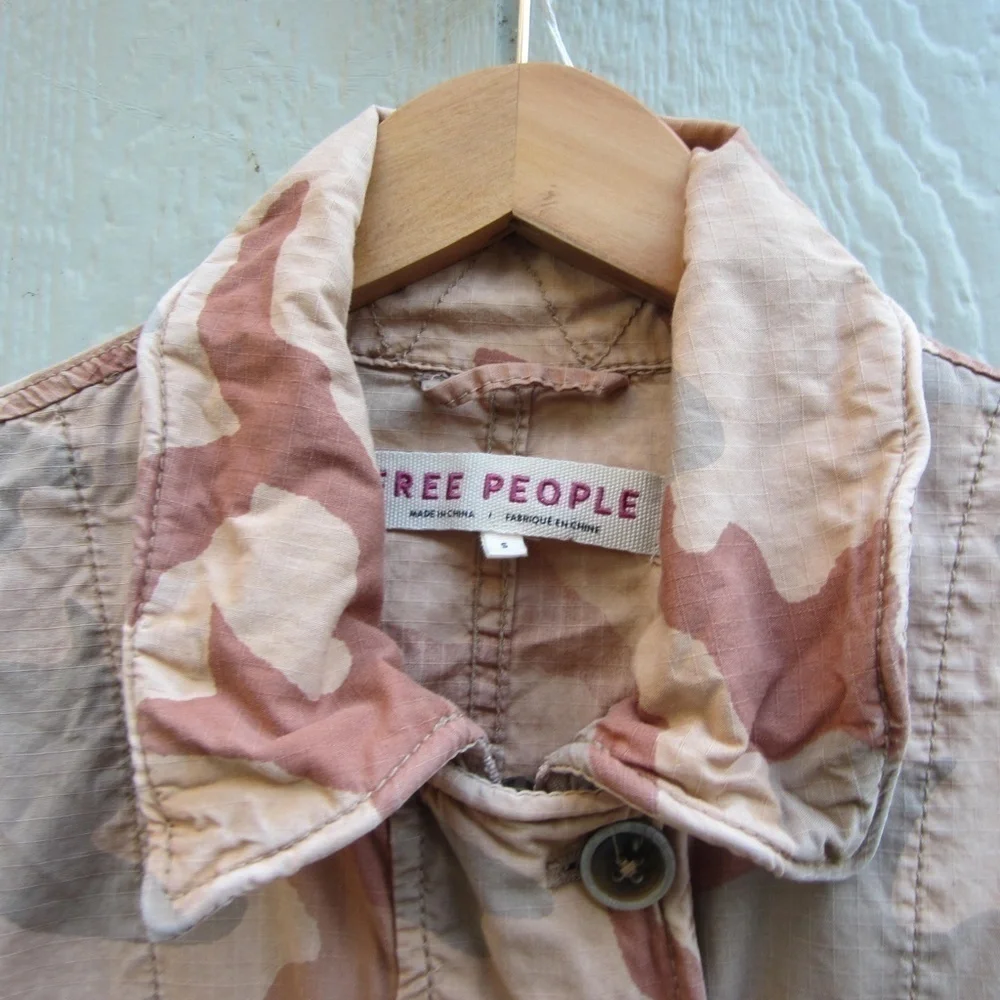 Free People shirt jacket Womens S Tan Camo‎ pockets button Y2K grunge hiking - Picture 4 of 17